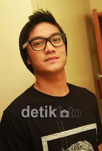 Dengan memakai kacamata, Boy pun terlihat semakin ganteng. (gusmun/detikhot)