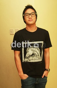 Pagi itu, Boy terlihat sangat casual dengan mengenakan kaus hitam dan celana jeans. (gusmun/detikhot)