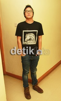 Ia pun memadukan penampilan casualnya dengan sepatu boots dan beanie. (gusmun/detikhot)
