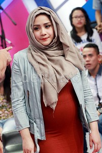 Mengenakan dress merah yang dipadu jaket denim, perut hamil Gigi semakin terlihat. Pool/Gus Mun/detikFoto.
