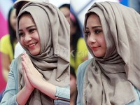 Gigi tampak cantik berkerudung. Pool/Gus Mun/detikFoto.