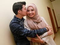Irwansyah tampak mesra mengecup pipi sang istri. Pool/Gus Mun/detikFoto.