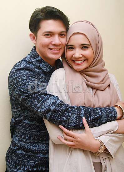 Aww, Irwansyah Cium Mesra Zaskia Sungkar