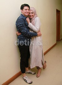 Irwansyah dan Zaskia saat ditemui di kawasan Kebon Jeruk, Jakarta Barat, Rabu (10/6/2015). Pool/Gus Mun/detikFoto.