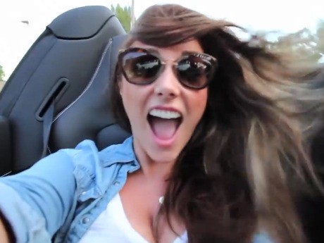 Ini Ekspresi Model Seksi Inggris Saat Naik Ferrari 458