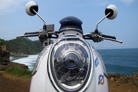 Tampilan bagian depan lebih ciamik dengan lampu depan proyektor. Khusus untuk tipe sporty, lampu depan Scoopy hadir dengan tampilan smokey eyes dengan aplikasi warna reflektor baru Black Smoke pada projector headlight.