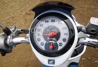 Panel meter khas Scoopy yang berbentuk bulat juga memiliki desain baru. Panel meter itu menampilkan gaya grafis yang lebih modern dan informatif ditambah dengan indikator Idling Stop System (ISS).