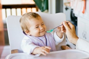 Begini Tahapan Mengenalkan Makanan Padat pada Bayi