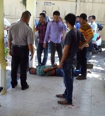 Ini Identitas Rahmat, Suami Penusuk Istri di Pengadilan dan Tewaskan Umi