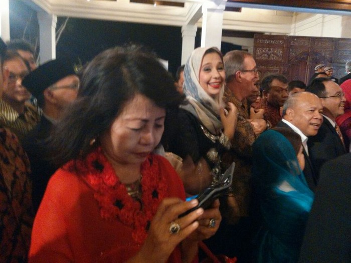 Ayu Azhari Ikut Antre, Begini Padatnya Tamu saat Masuk Ruang Resepsi