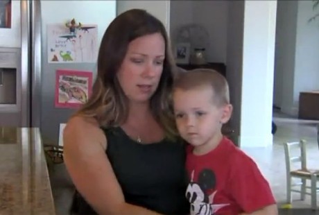 Hebat! Ibu Ini Isap Racun dari Kaki Anaknya yang Digigit Ular Berbisa