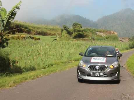 Risers Mencoba Kesenian Jegog Suar Agung