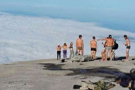 Turis Bugil di Kinabalu Dikenai Sanksi 10 Kerbau