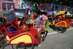 Tetamu Naik Becak ke Resepsi Gibran-Selvi