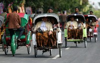 Sejak shift pertama hingga sekarang memasuki shift kedua resepsi, terlihat para tamu berdatangan ke lokasi acara menggunakan becak yang telah disediakan.