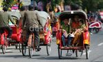 Tetamu Naik Becak ke Resepsi Gibran-Selvi