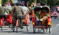 Pemkot Surakarta menyediakan 200 becak untuk mengangkut para tamu dari Lapangan Banyuanyar ke lokasi acara, untuk menghindari kemacetan.