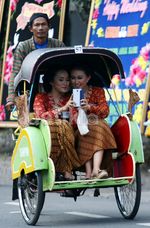 Tetamu Naik Becak ke Resepsi Gibran-Selvi