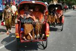 Tetamu Naik Becak ke Resepsi Gibran-Selvi