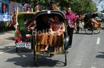 Tetamu Naik Becak ke Resepsi Gibran-Selvi
