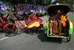 Tetamu Naik Becak ke Resepsi Gibran-Selvi
