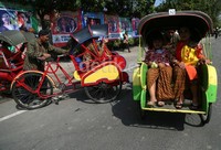 Dari Lapangan Banyuanyar disediakan angkutan becak sebanyak 200 buah yang siap mengantar tamu datang dan pulang dari lokasi. Sedangkan dari Lapangan Sumber, disediakan angkutan berupa bus khusus.