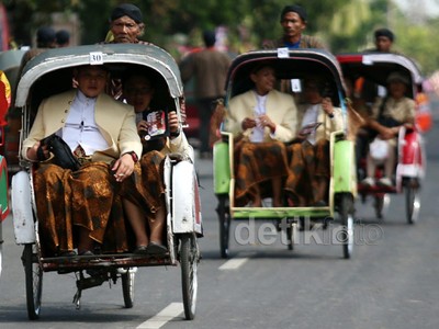 Tetamu Naik Becak ke Resepsi Gibran-Selvi