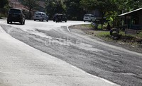 Jalanan rusak juga terlihat di depan Masjid Raya Nyalindung. Tambalah jalan di di titik ini nampak terkelupas, padahal ini merupakan tikungan tanjakan-turunan.