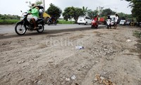 Saat ini Dinas PU setempat masih melakukan perbaikan. Perbaikan jalan ini diperkirakan selesai dua minggu jelang Hari Raya.