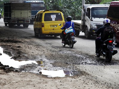 Jalan Berlubang di Jalur Tengah Sumedang