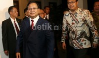 Prabowo tiba di lokasi resepsi, dibelakangnya tampak Ical.