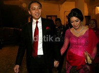 Ibas datang bersama istri.