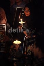 Aksi 1.000 Lilin untuk Angeline