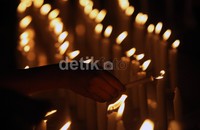 Rencananya, setelah ini, mereka membagikan pamflet 'Gerakan 1000 Lilin Untuk Anak Indonesia' kepada pengendara jalan yang melewati bundaran HI.