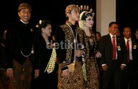Sekitar pukul 18.50 WIB, rombongan kereta pengantin tiba di lokasi resepsi. Gibran dan Selvi mengenakan pakaian beludru hitam. Orangtua mempelai juga mengenakan pakaian dengan warna senada. Mereka mengiringi pengantin naik ke panggung.