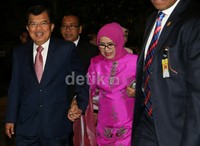Wapres Jusuf Kalla dan istri.