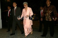 Mantan Wapres Tri Soetrisno hadir bersama istri.