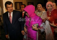 JK masuk ke lokasi resepsi.