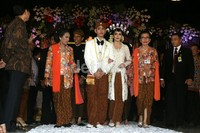 Gibran-Selvi keluar gedung Graha Saba usai resepsi sesi pertama.