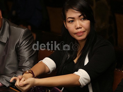 Usai Diperiksa Polisi, Mertua Krisna Mukti Menangis