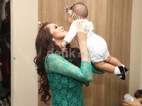 Olla Ramlan selalu menyisihkan waktunya untuk bermain dengan buah hati kesayangannya, Aleena Naira Hana Hutapea. Asep Syaifullah/detikHOT.