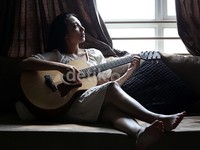 Gitar menjadi teman setia Manda dikala sendirian.