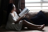 Hmm.. Kira-kira buku apa ya yang dibaca Manda?