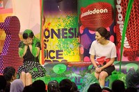 Raisa pun tak kuasa menahan tawanya saat melihat Syahrini diguyur. Pool/Noel/detikFoto.