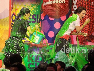 Hiii... Syahrini dan Raisa Berlendir Hijau