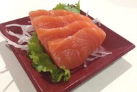 Salmon Sashimi rasanya dingin dan segar. Makin enak dimakan bersama shoyu.