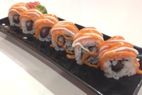 Sushi Kungfu Panda berisi potongan tuna dan timun Jepang (kyuri). Kemudian irisan salmon segar diletakkan ke atas sushi. Sushi terasa agak pedas dengan sedikit jejak asam dari saus berwarna jingga.