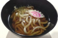 Semangkuk udon berukuran sedang diberi topping cincangan daun bawang dan seiris fish cake. Mie udonnya bertekstur empuk kenyal. Sedangkan kuah yang tersaji panas bercitarasa gurih segar dengan jejak manis cukup kuat dari mirin.