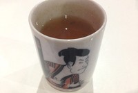 Ocha dalam gelas bergaya Jepang bisa jadi pilihan minuman.