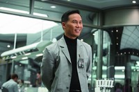     Dr. Henry Wu, kepala ilmuwan yang turut menciptakan Jurrasic Park bersama Hammond, menginterpretasikan keinginan Simon dengan menciptakan dinosaurus hybrid Indominus Rex yang komposisi gentiknya dirahasiakan. Dan inovasi kebablasan itulah yang mendatangkan mimpi buruk. (Dok Universal Pictures)